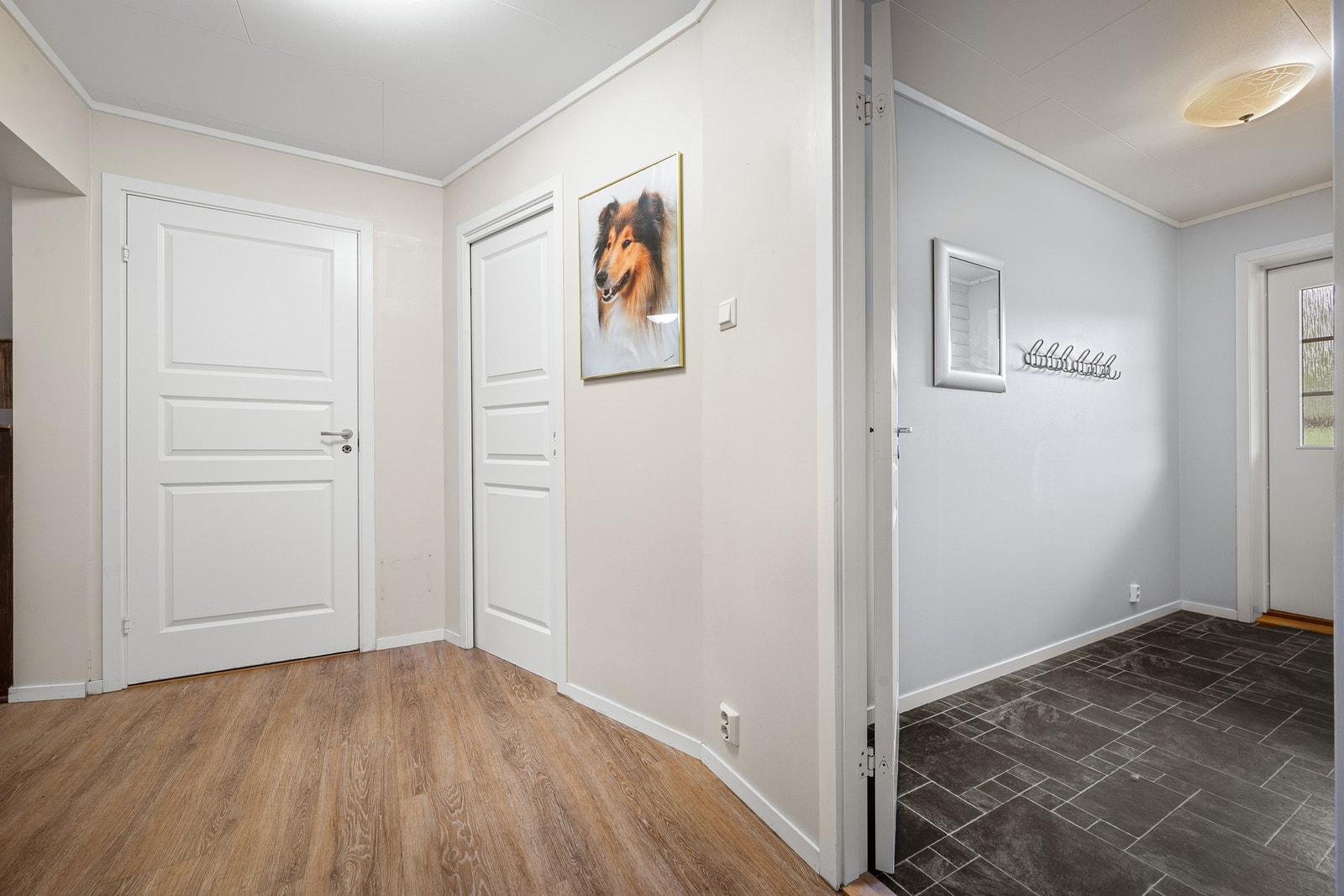 Hall til venstre og VF til høyre Galleribilde