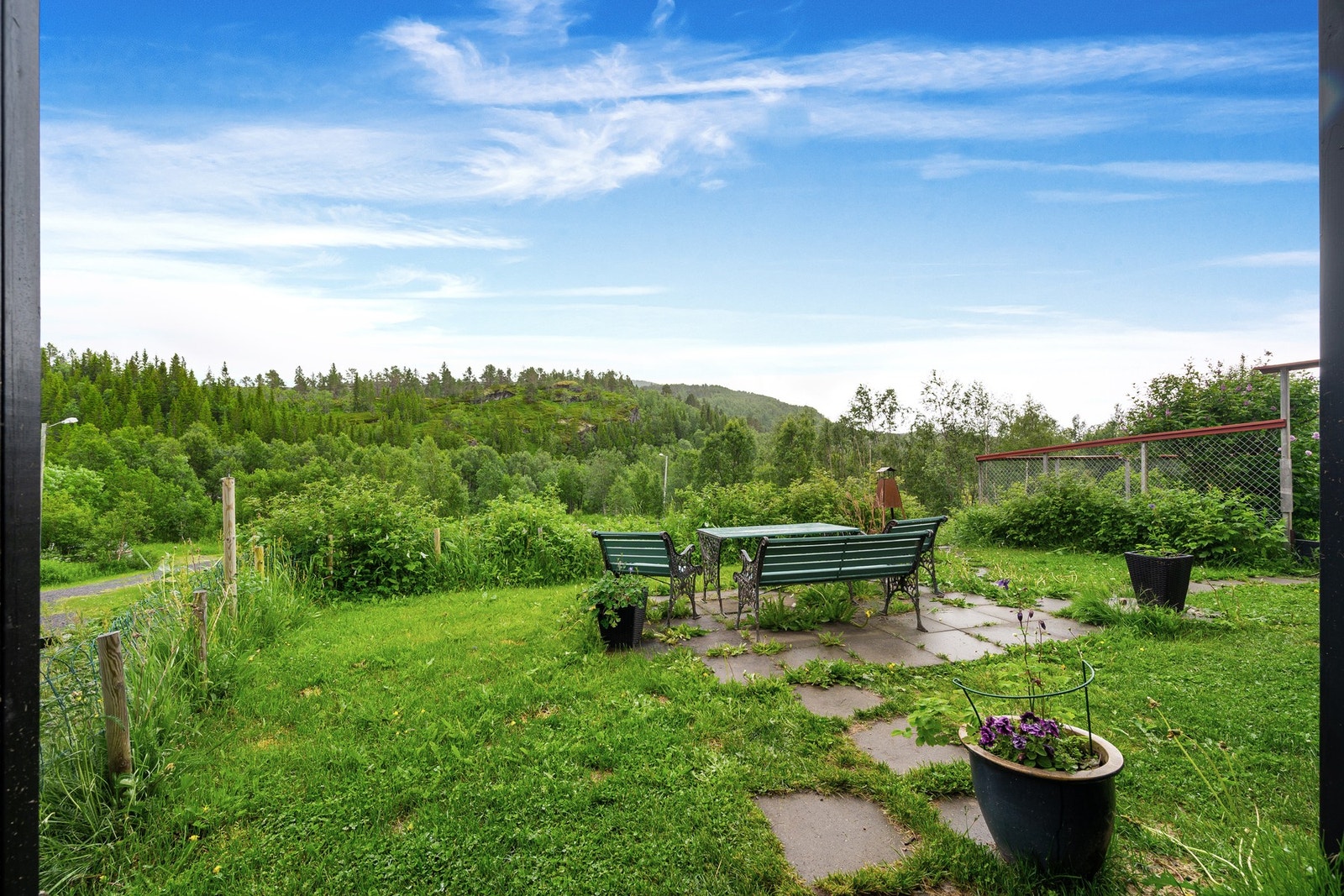 Hyggelig og pent hageområde med plass til sittebenk Galleribilde