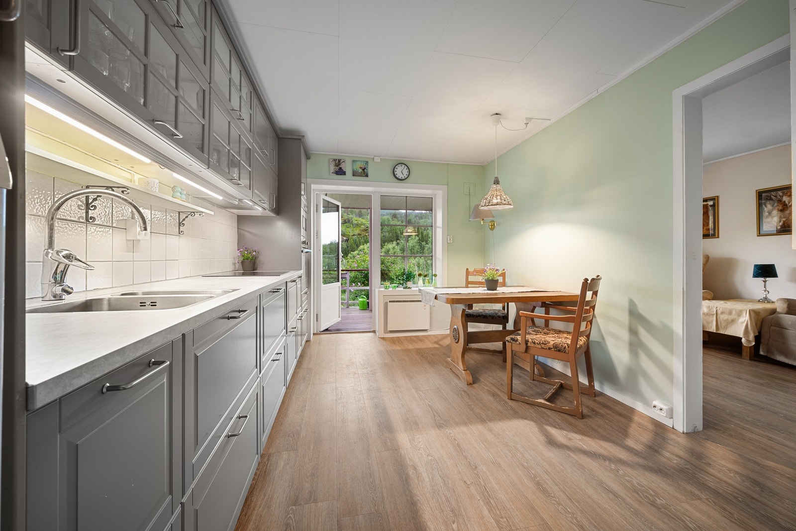 Moderne nytt kjøkken med plass til spisebord Galleribilde