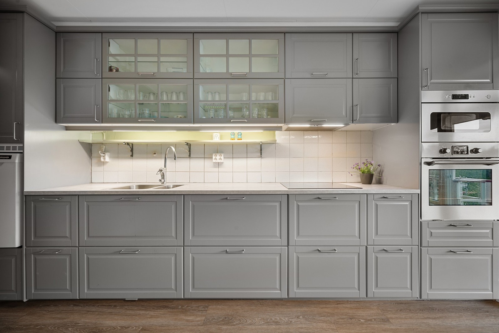 Kjøkken har integrert vaskekum, koketopp,
micro og stekeovn. Galleribilde