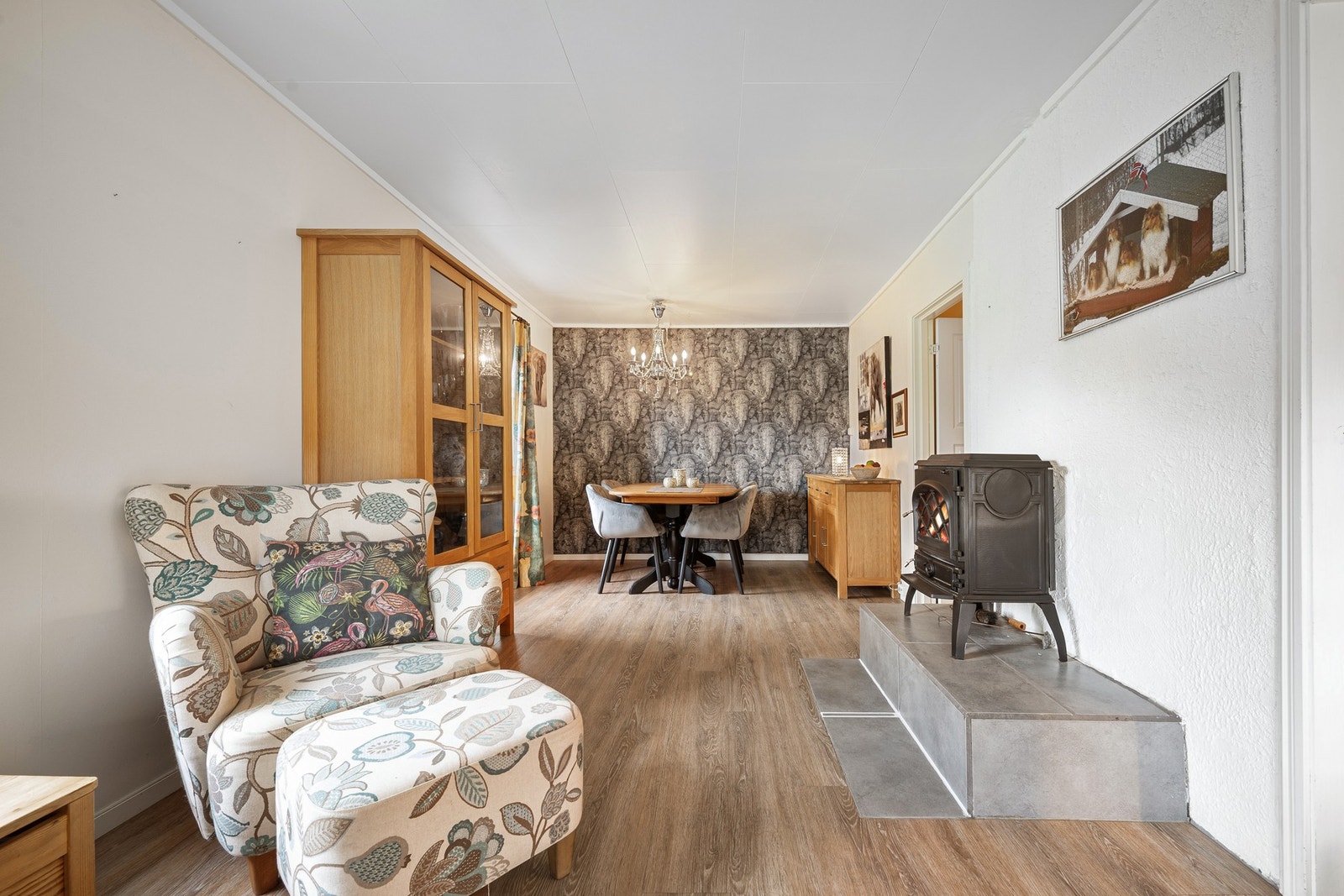 Oppvarming med ved gir deg lun og behagelig varme Galleribilde