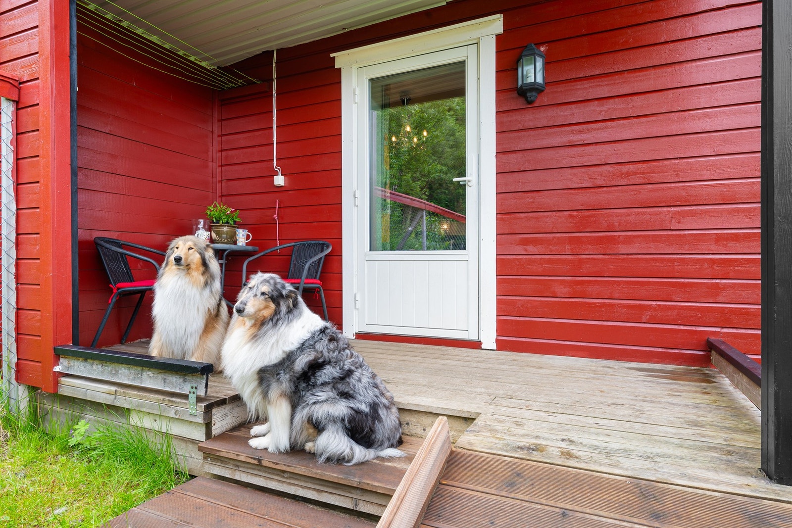 Fra spisestuen har du adkomst til denne terrassen - her møblert med en hyggelig sitteplass Galleribilde