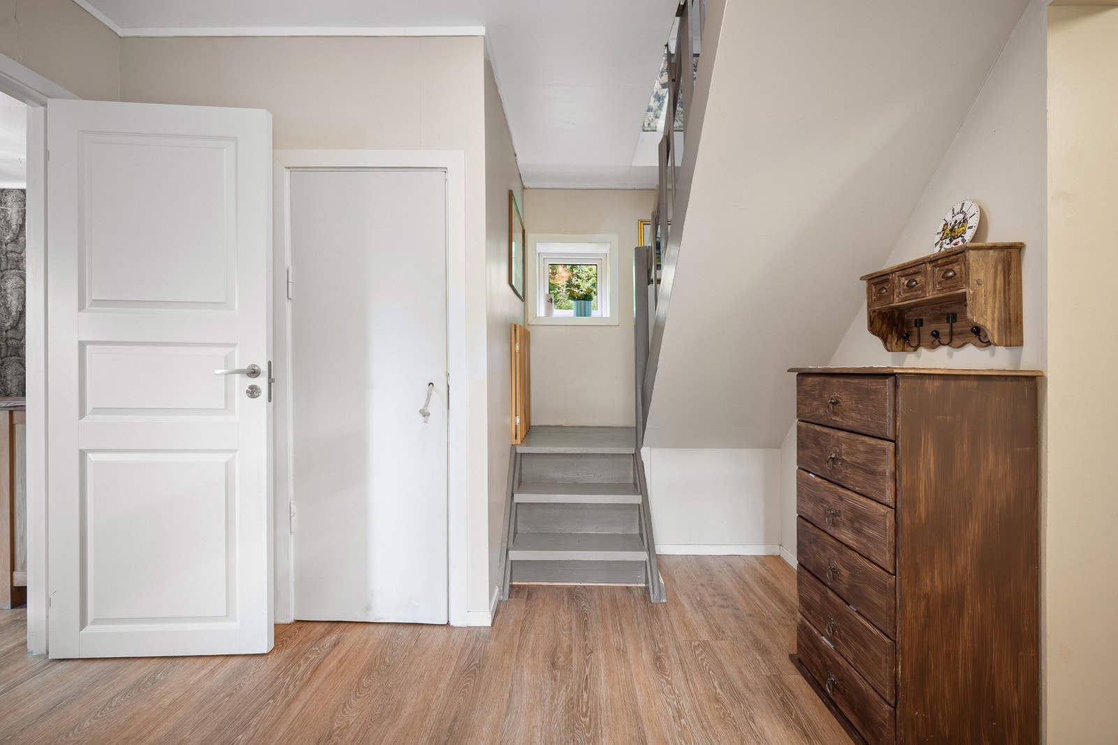 Boligen har gjennomgående lyse fargevalg som gir mange muligheter når det gjelder interiør og møblering Galleribilde