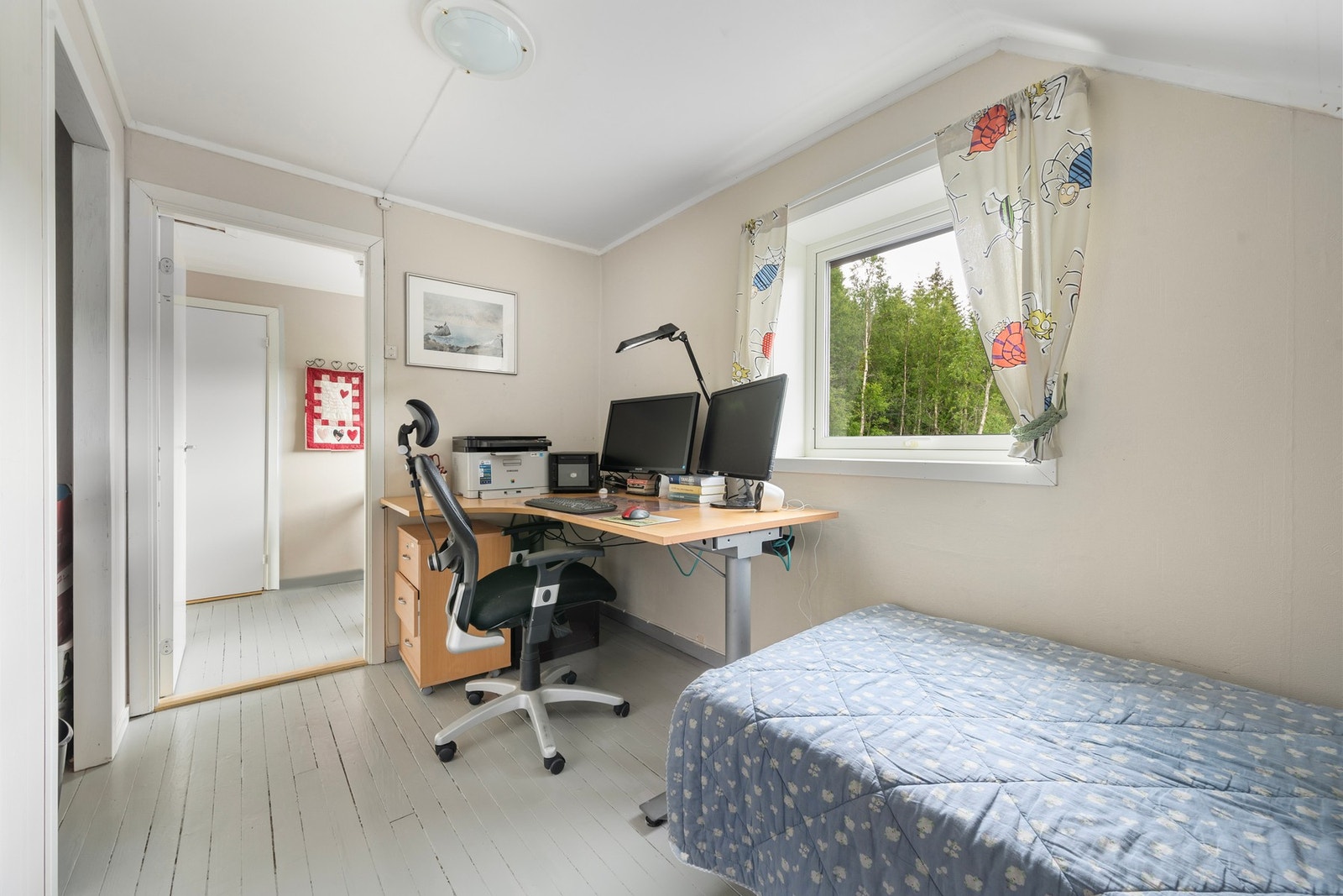 Soverom m 2 sengeplasser, garderobe og
arbeidsplass Galleribilde