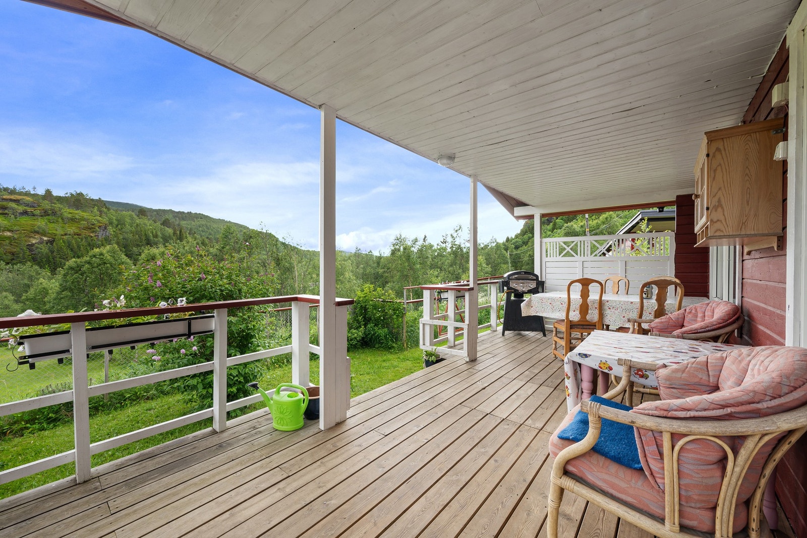 Stor terrasse med overbygg og plass til utemøblement Galleribilde