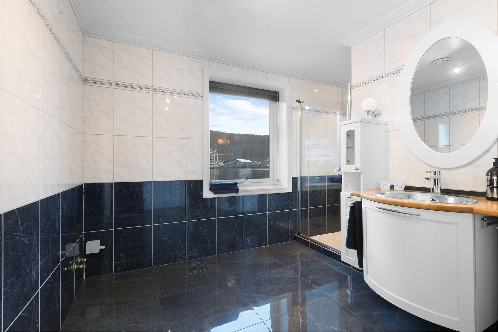 I dag er det installert badekar i hjørnet. Galleribilde