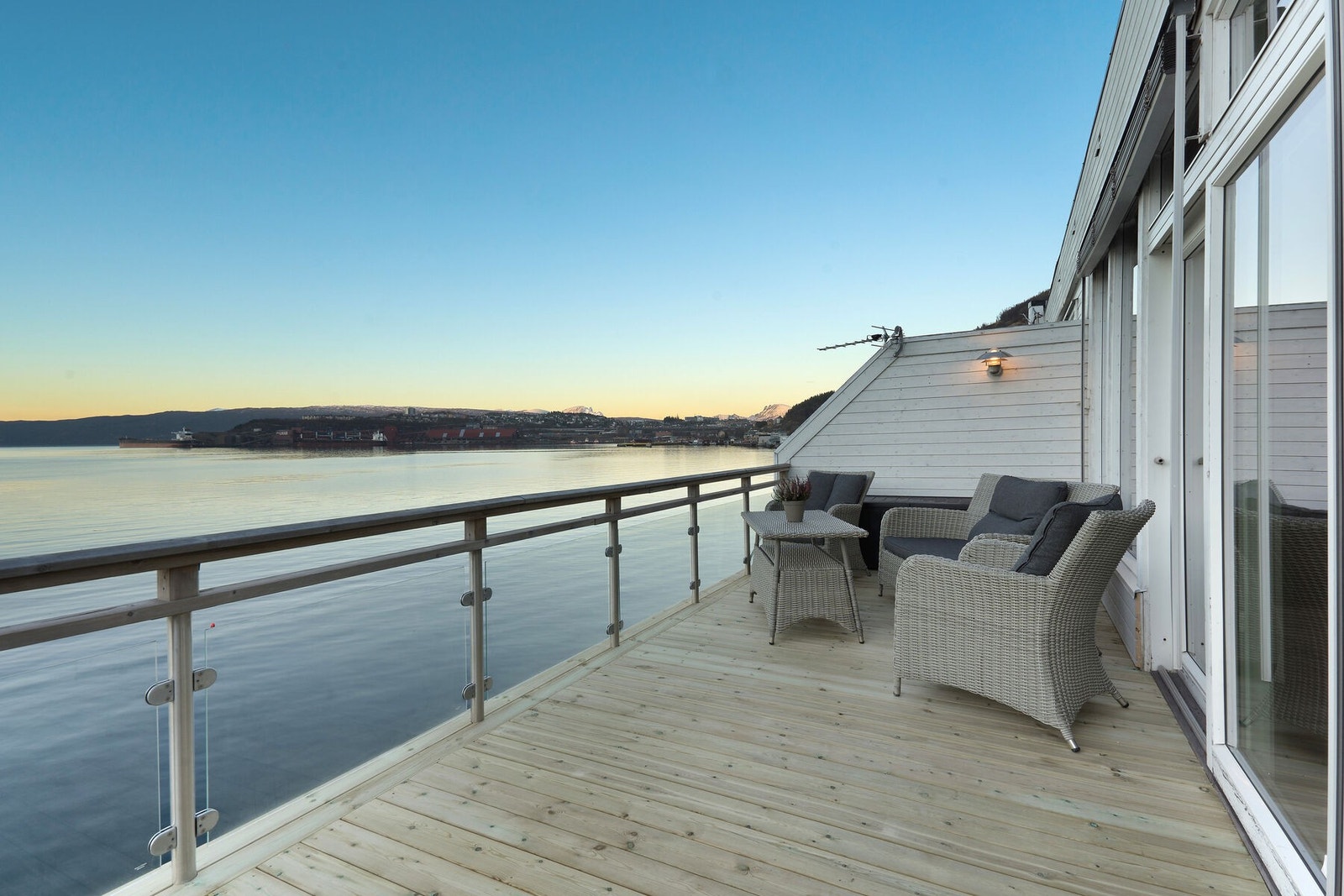 Balkongen er romslig og kan innredes med utemøbler og grill. Galleribilde