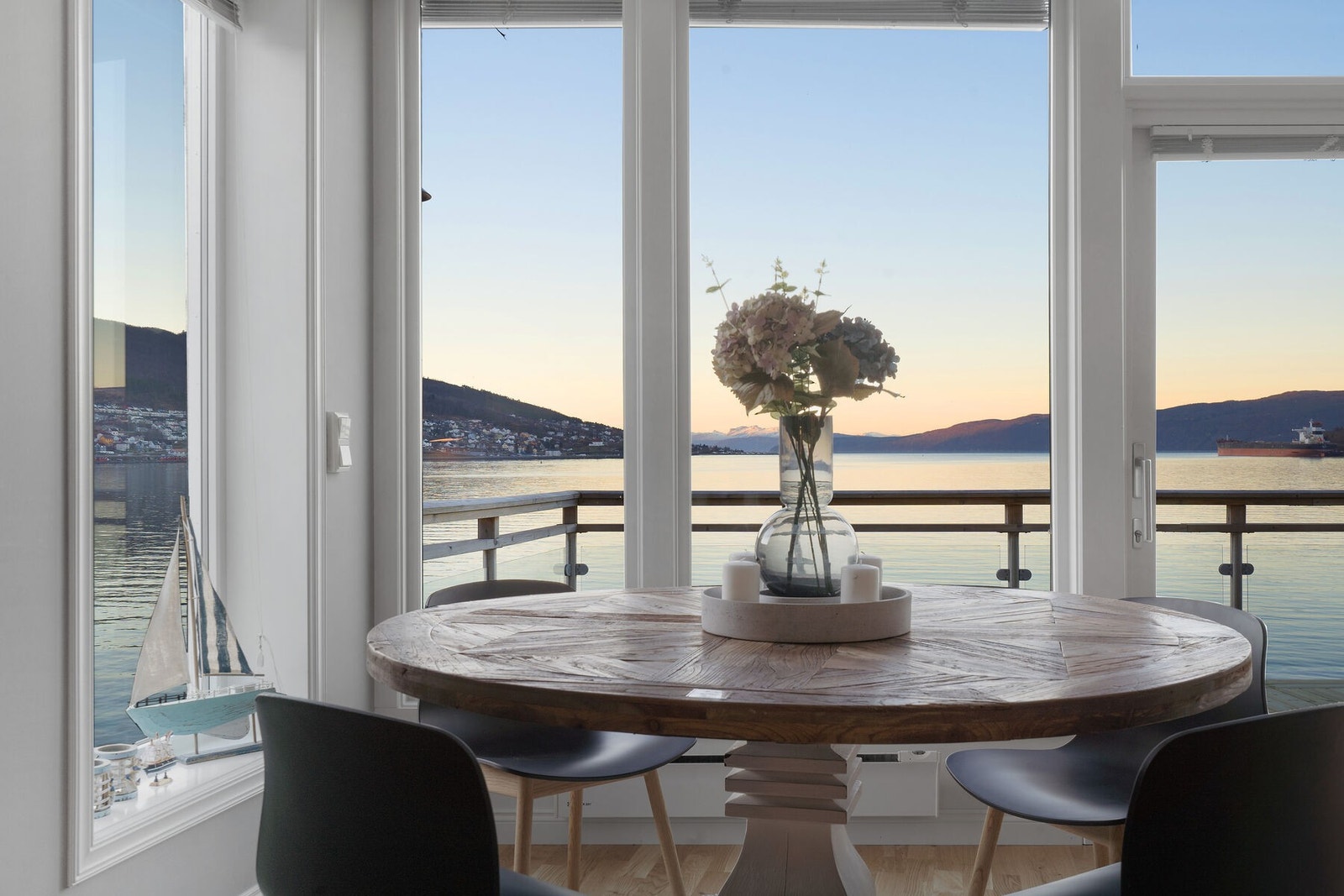 Utsikten ut mot Ofotfjorden fra spisebordet. Galleribilde