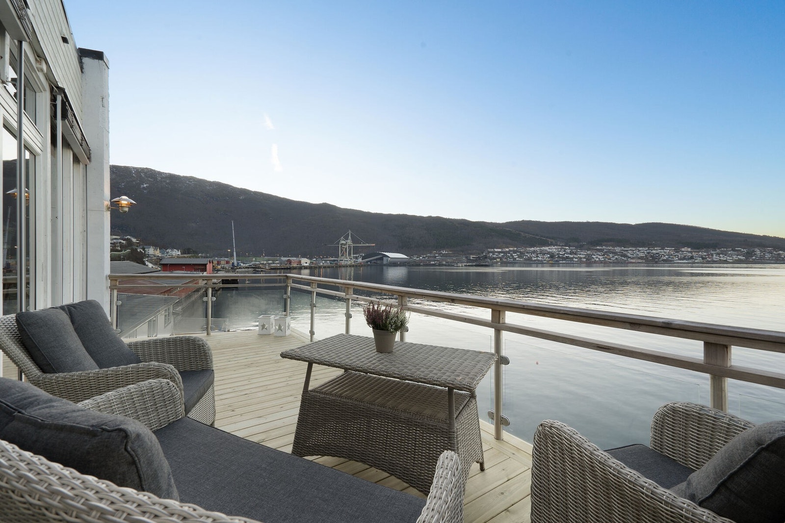 Leiligheten har en stor balkong med gode solforhold. Galleribilde