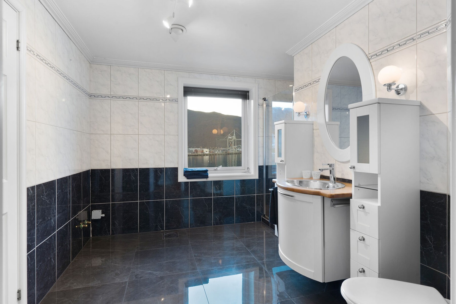 Bad med direkte tilgang fra både hall og hovedsoverommet. Galleribilde