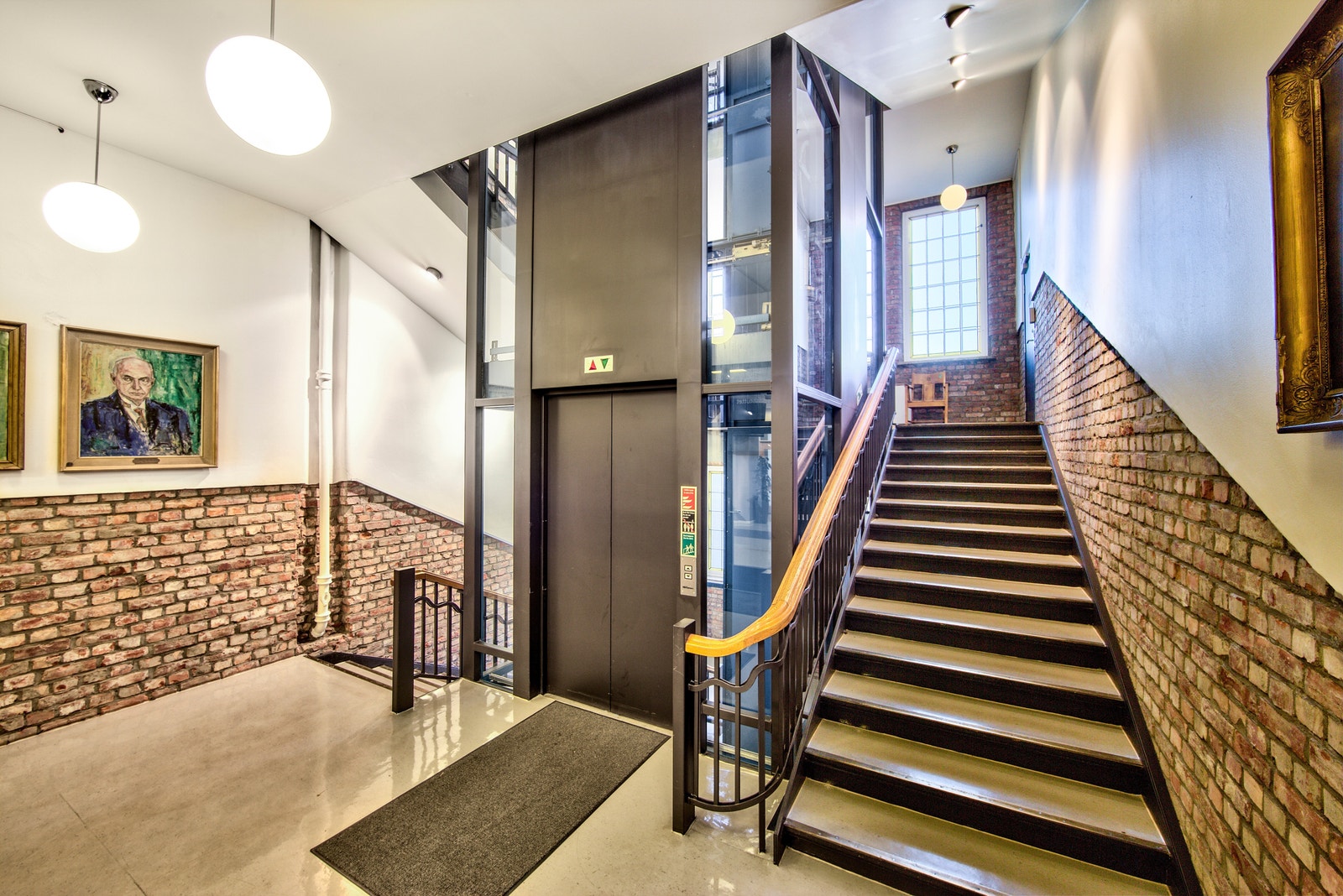 Heis ved hovedinngang Galleribilde