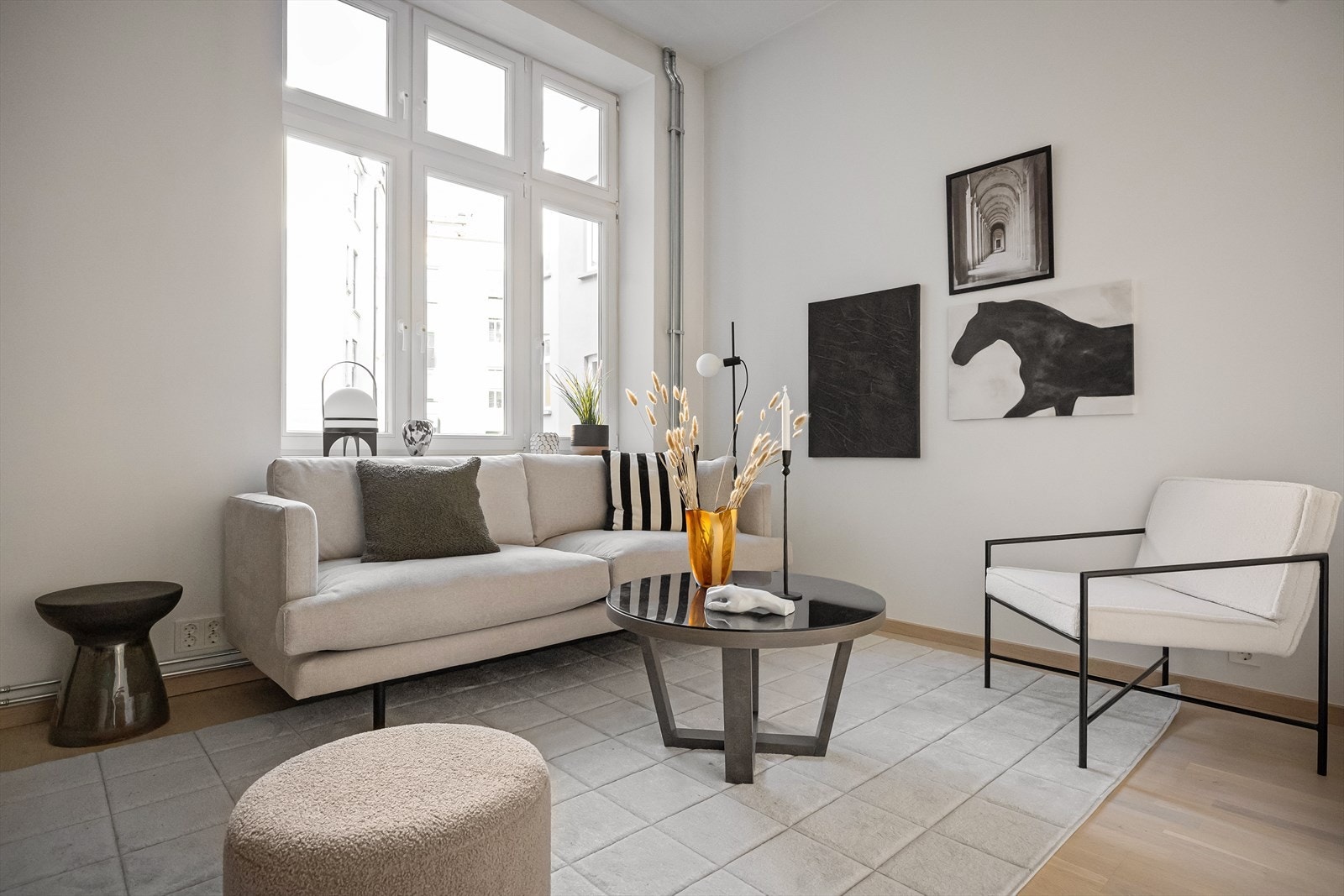 I stuen er det god plass til spisebord, sofa og annet ønskelig møblement Galleribilde