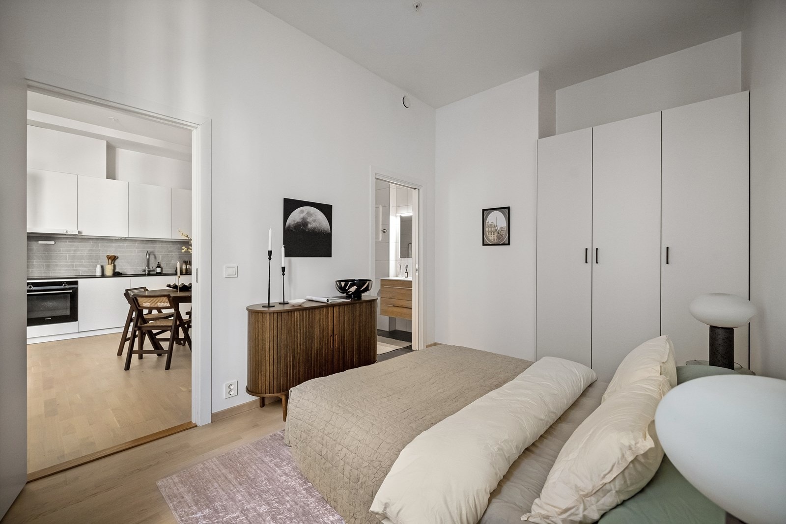 Soverommet er av god størrelse med plass til dobbeltseng, garderobe og annet ønskelig møblement Galleribilde
