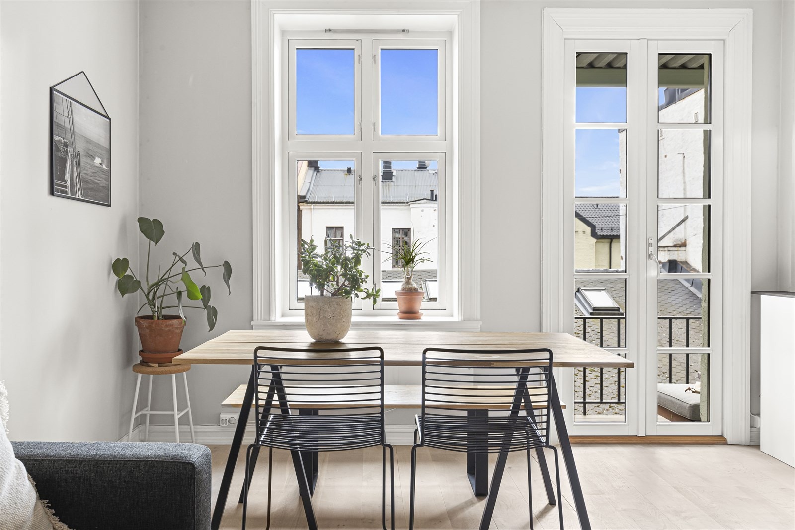 Store vindusflater som sørger for rikelig med naturlig lysinnslipp. Galleribilde