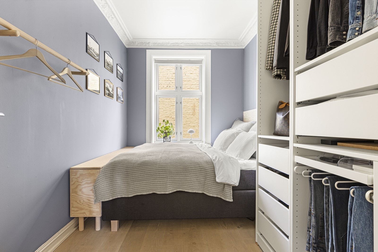 Romslig soverom med god plass til dobbeltseng og tilhørende soveromsmøblement. Galleribilde