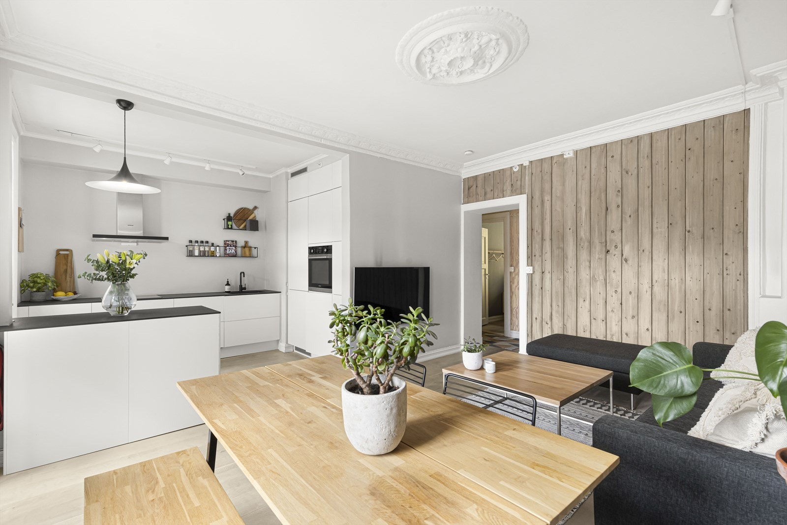 Romslig og åpen stue/kjøkken løsning med god takhøyde - Oppleves som svært sosial. Galleribilde