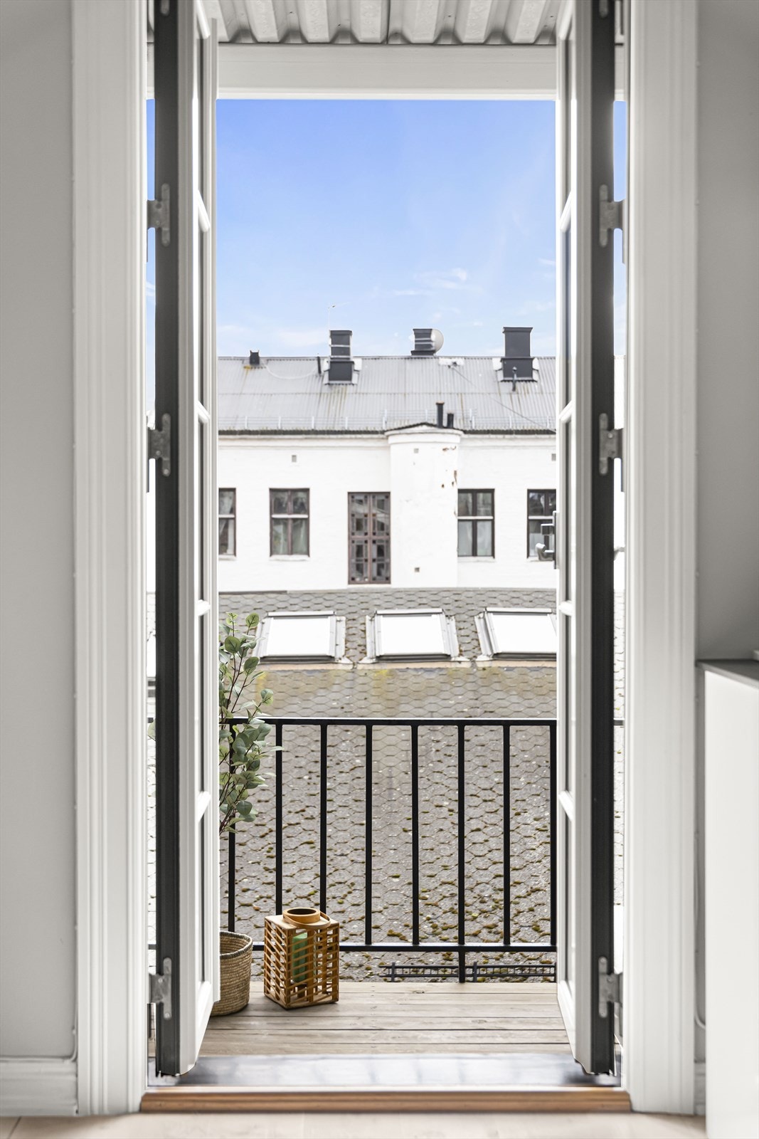 Fra stuen er det utgang til sydvendt balkong på ca. 6 kvm, som vender mot rolig bakgård. Galleribilde