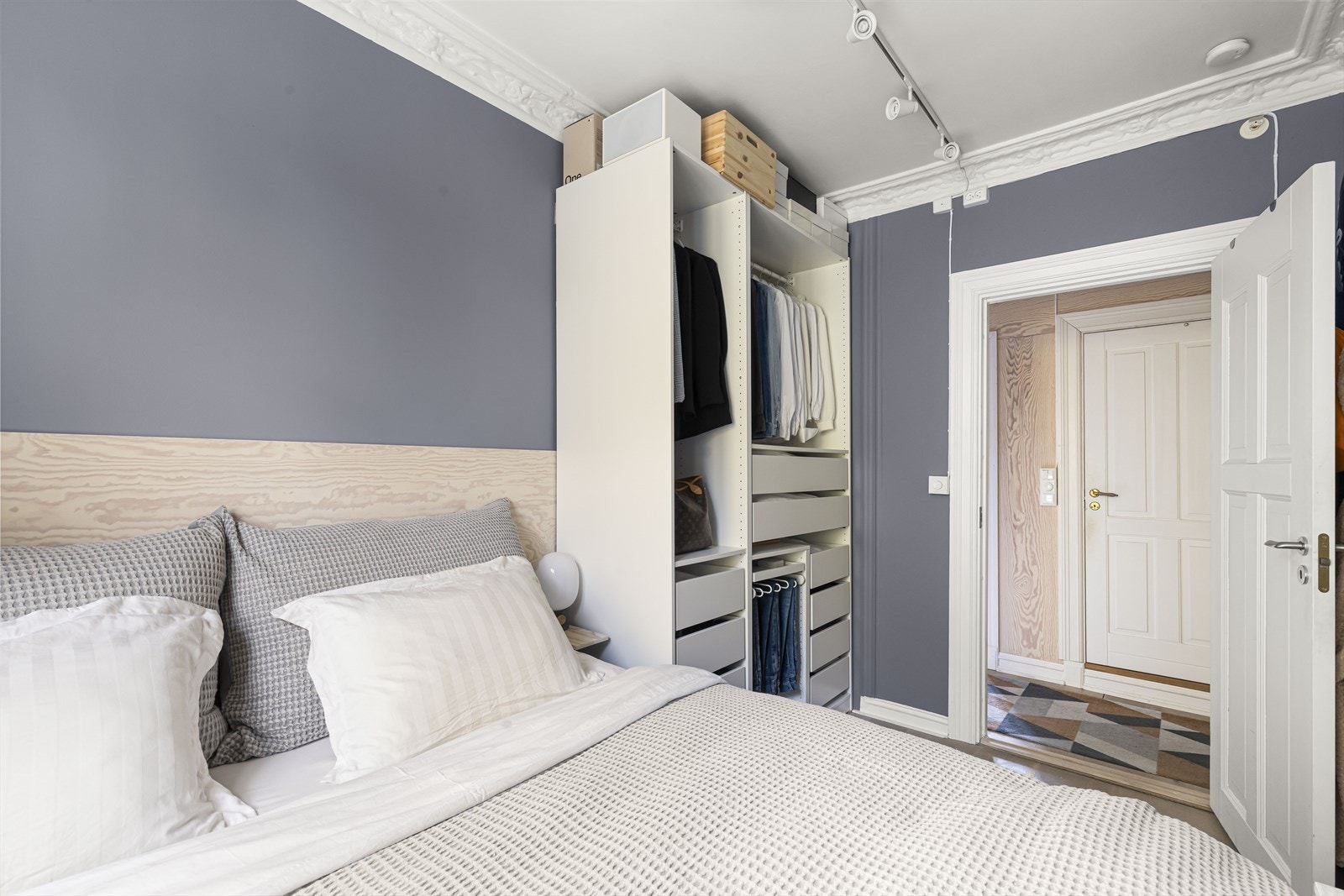 Lagringsplassen er godt ivaretatt med god plass til garderobeløsning. Galleribilde