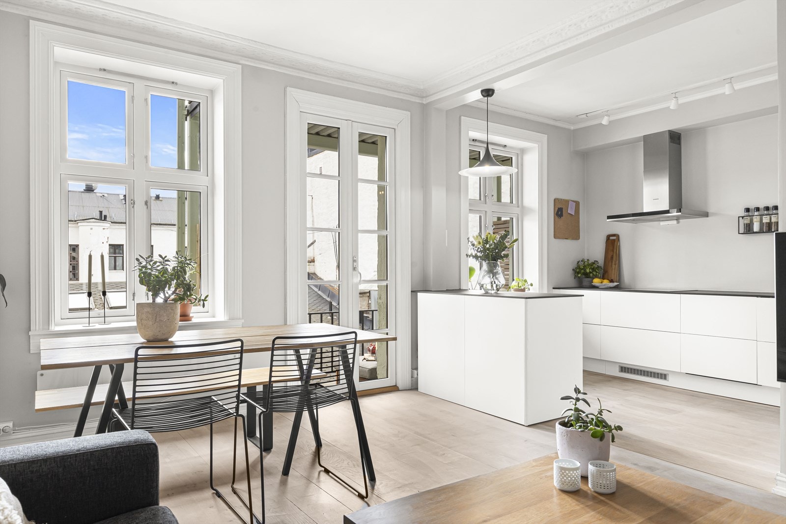 Klassisk og tiltalende 2-roms selveier med solrik, sydvendt balkong - Rosett og stukkatur! Galleribilde