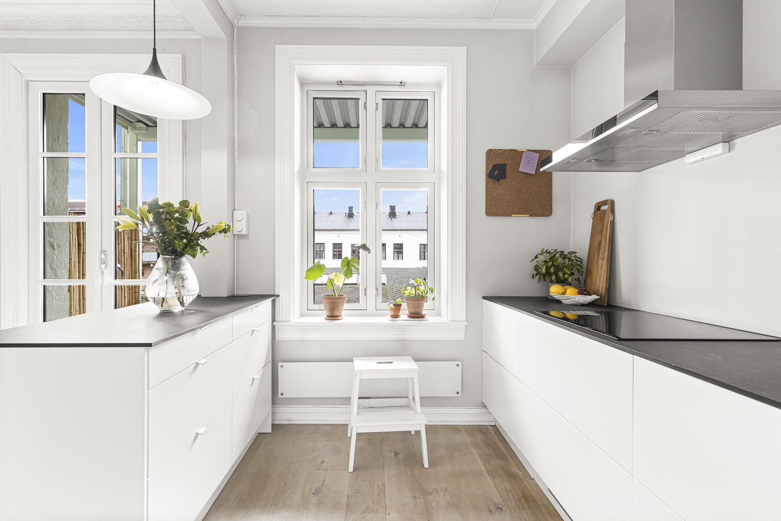 Størrelsen på kjøkken gir rikelig med benkeplass. Det er også integrert induksjonstopp og montert ventilator. Galleribilde