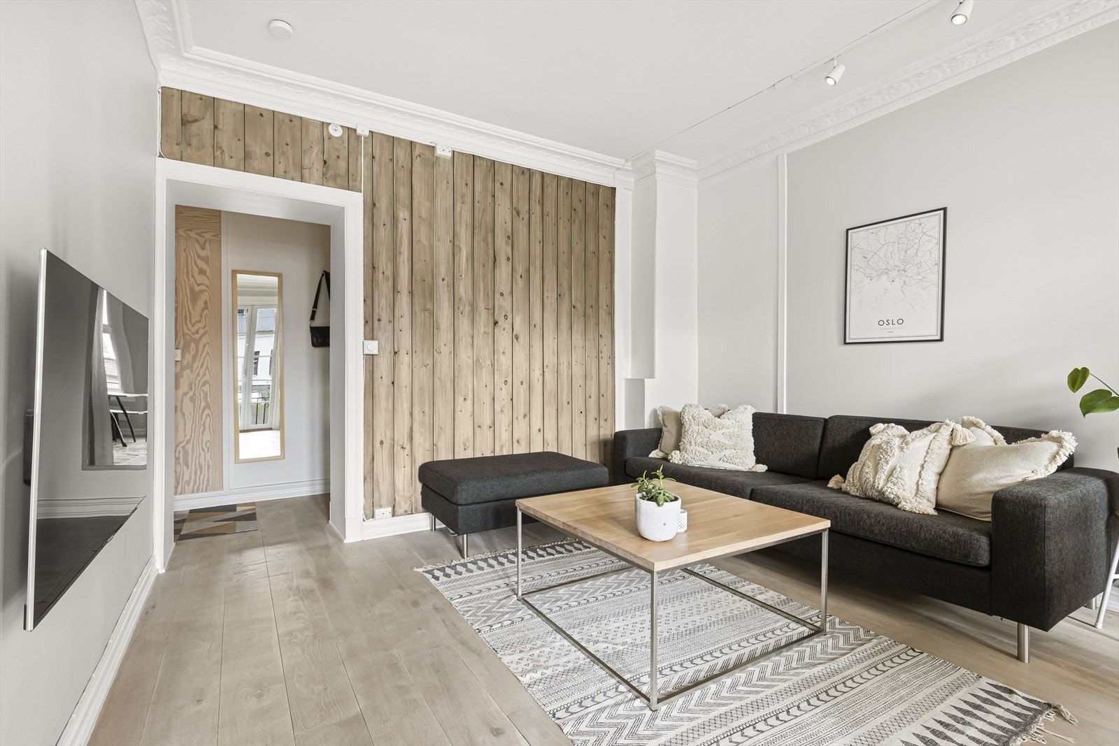 I stuen er det god plass til sofaseksjon. Galleribilde