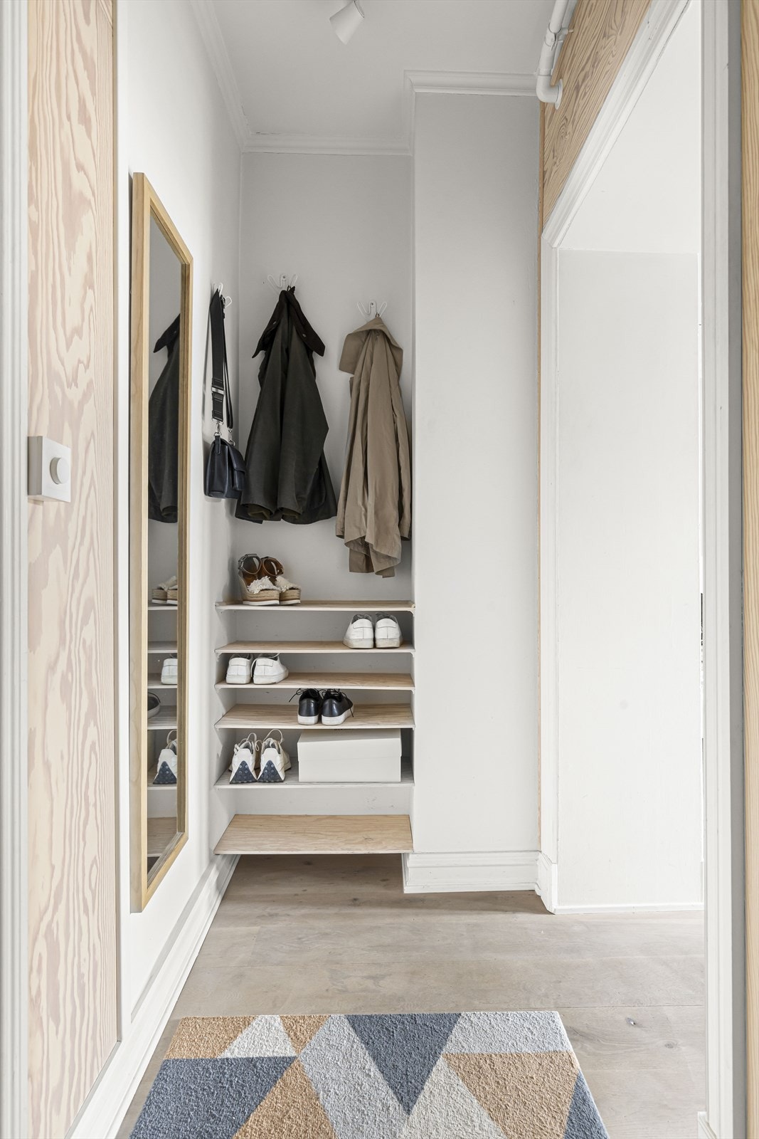 Velkommen inn! I leiligheten blir du møtt av en innbydende entré med enstavs eikeparkett og lysmalte flater med takbelysning. Galleribilde