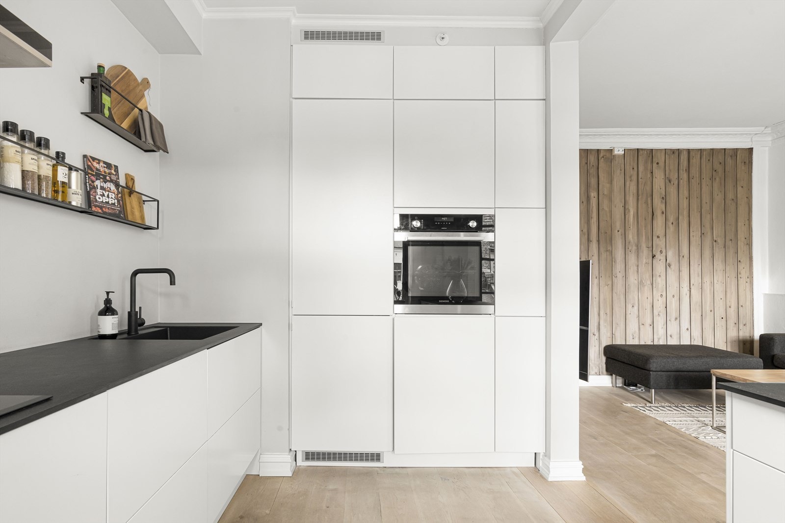 Kjøkkenet er utstyrt med integrerte hvitevarer som stekeovn, oppvaskmaskin og kjøle- og fryseskap. Galleribilde