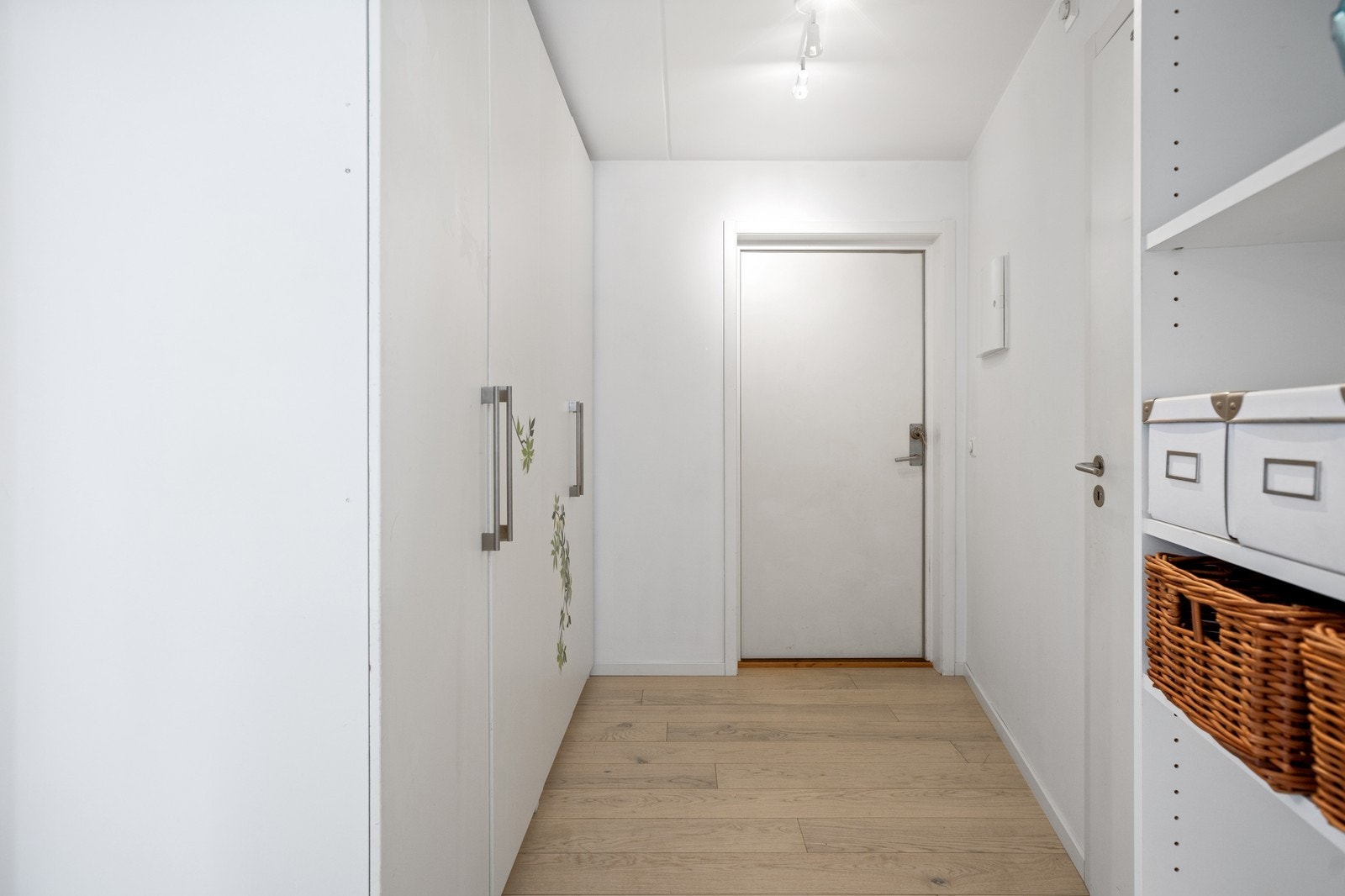 Entrè med garderobeskap og oppbevaring. Galleribilde