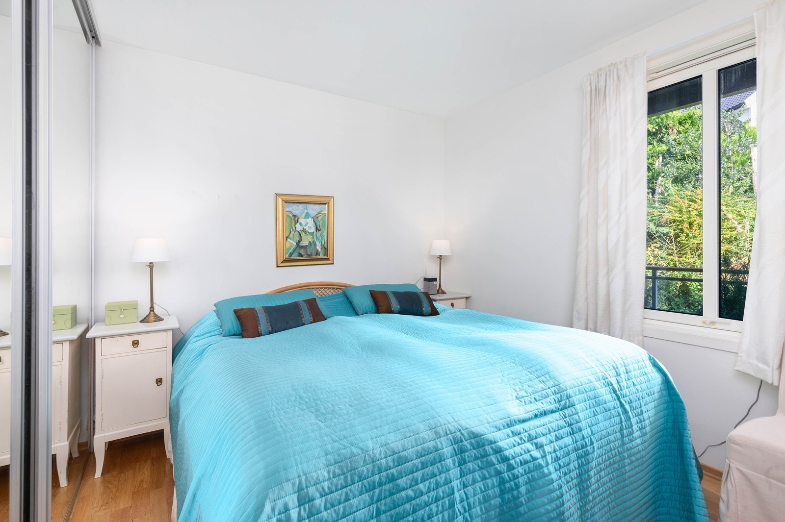 Hovedsoverom med skyvedørsgarderobe og inngang til walk in garderobe og eget bad. Galleribilde