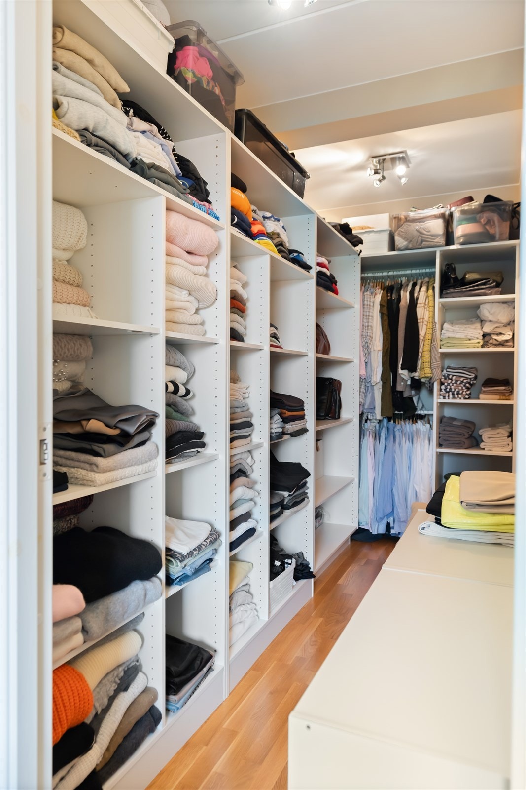 Her er det etablert garderobeløsning med mye lagringsplass. Galleribilde