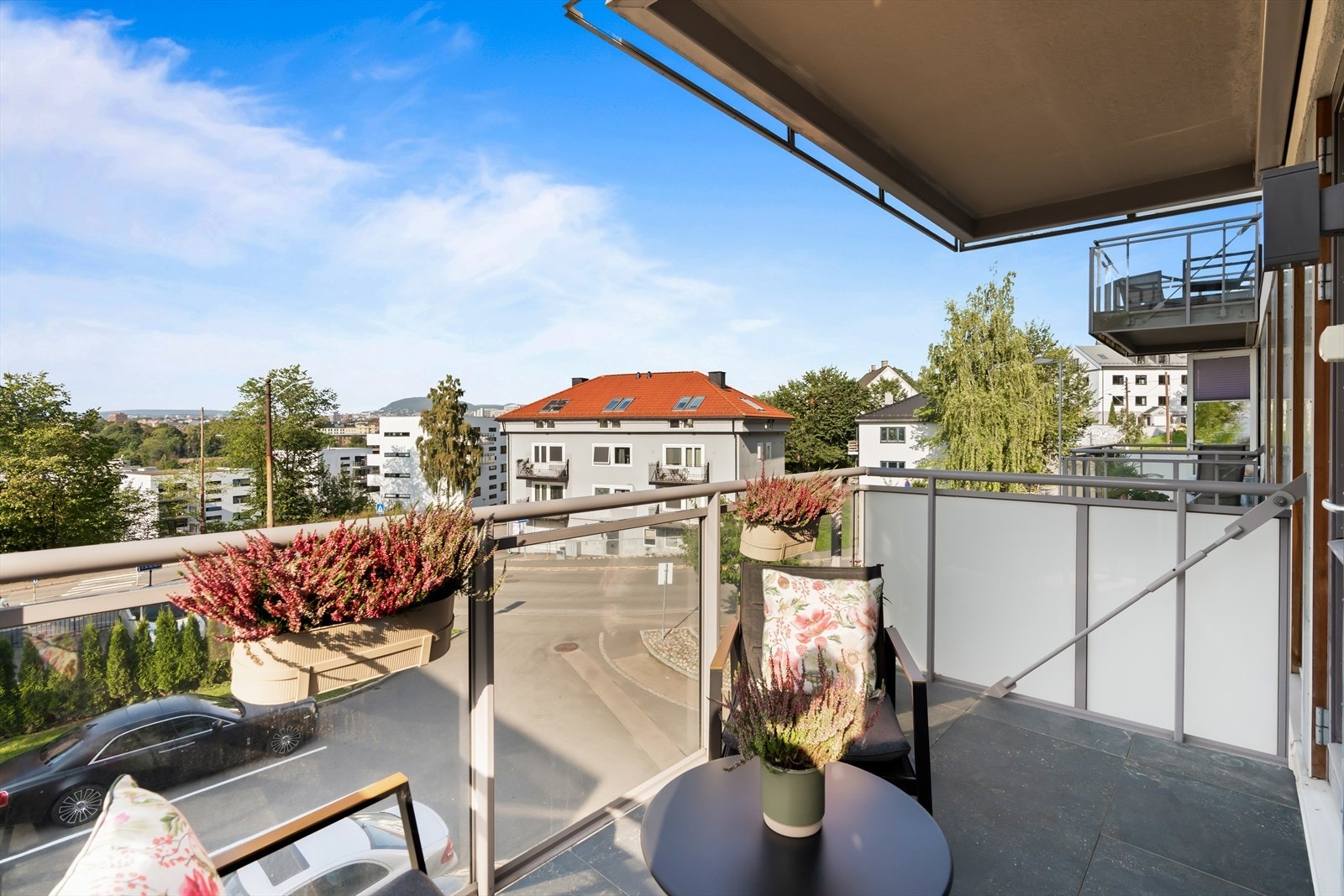 Balkongen måler 6 m², og har god plass til sittegruppe. Galleribilde