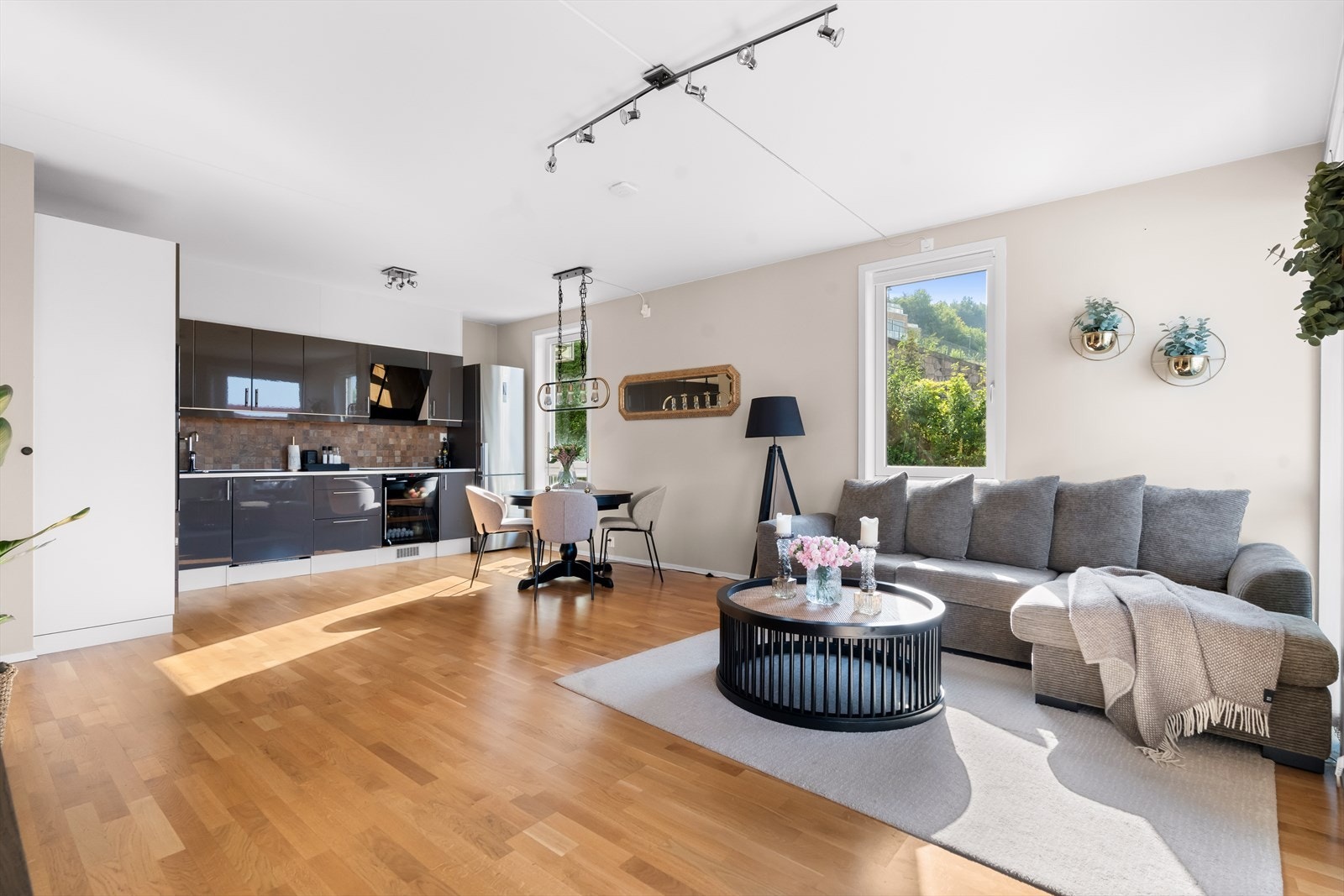 Stue og kjøkken er i åpen og sosial løsning, og rommet har store vindusflater som slipper inn rikelig med naturlig lys. Galleribilde