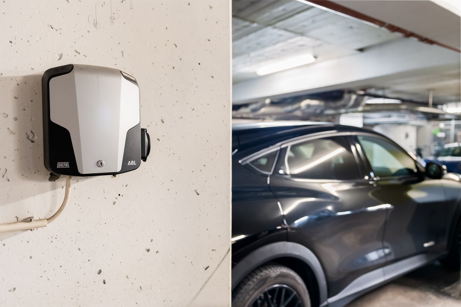 Det er montert elbillader på plassen som leies. Galleribilde