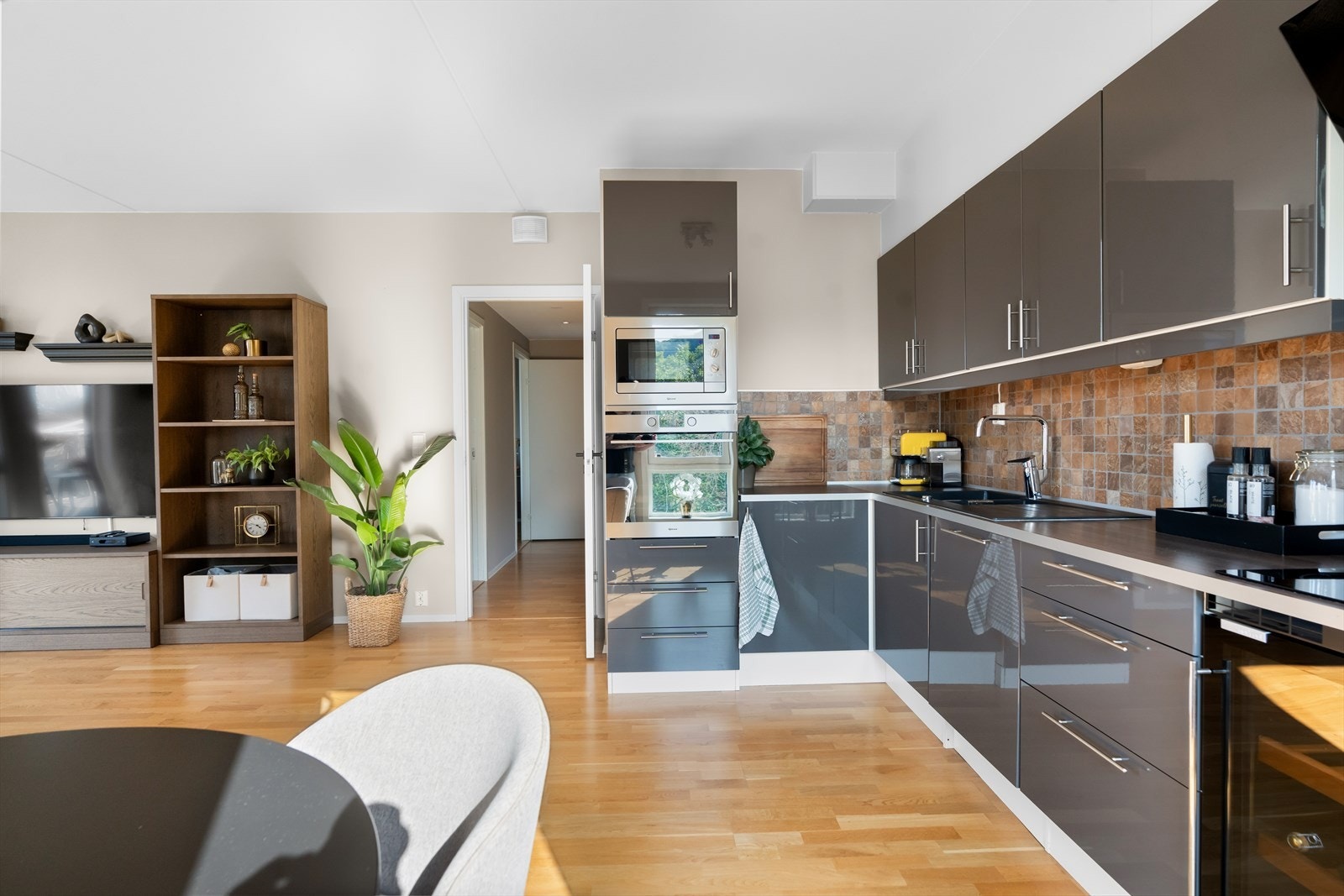 Over platetoppen er det tilkoblet avtrekk tilkoblet det sentrale ventilasjonssystemet. Galleribilde