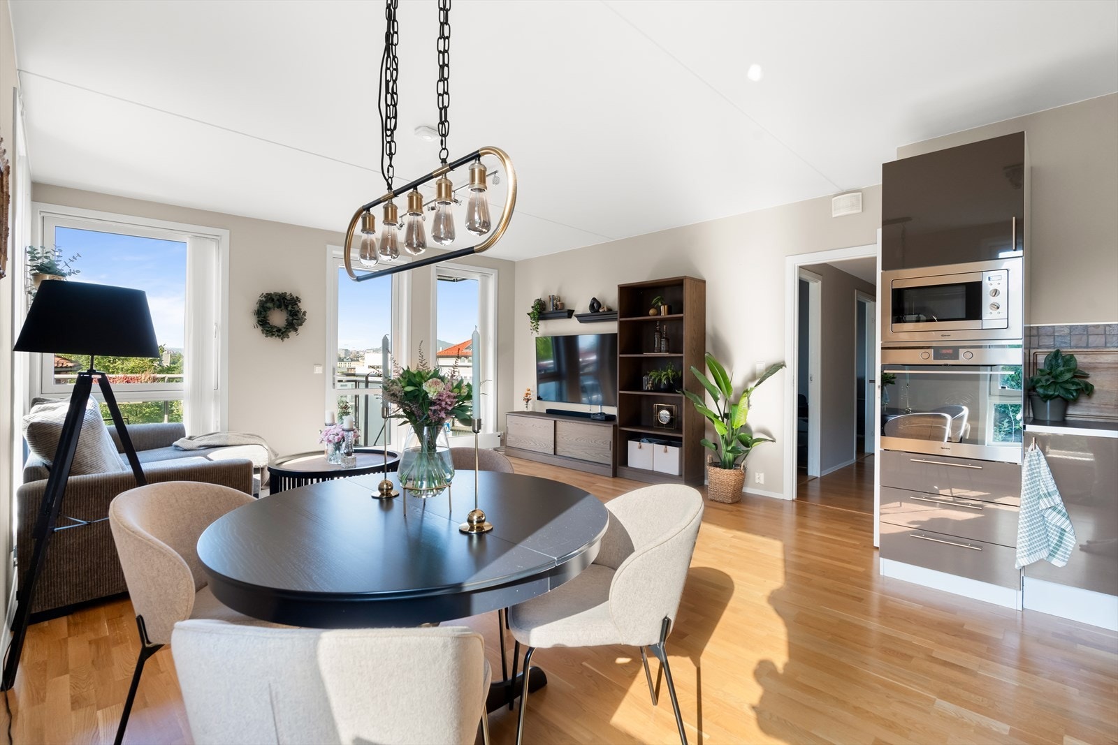 Rommets vegg- og takflater er malt i lyse og nøytrale farger. Det er parkett på gulvet. Galleribilde