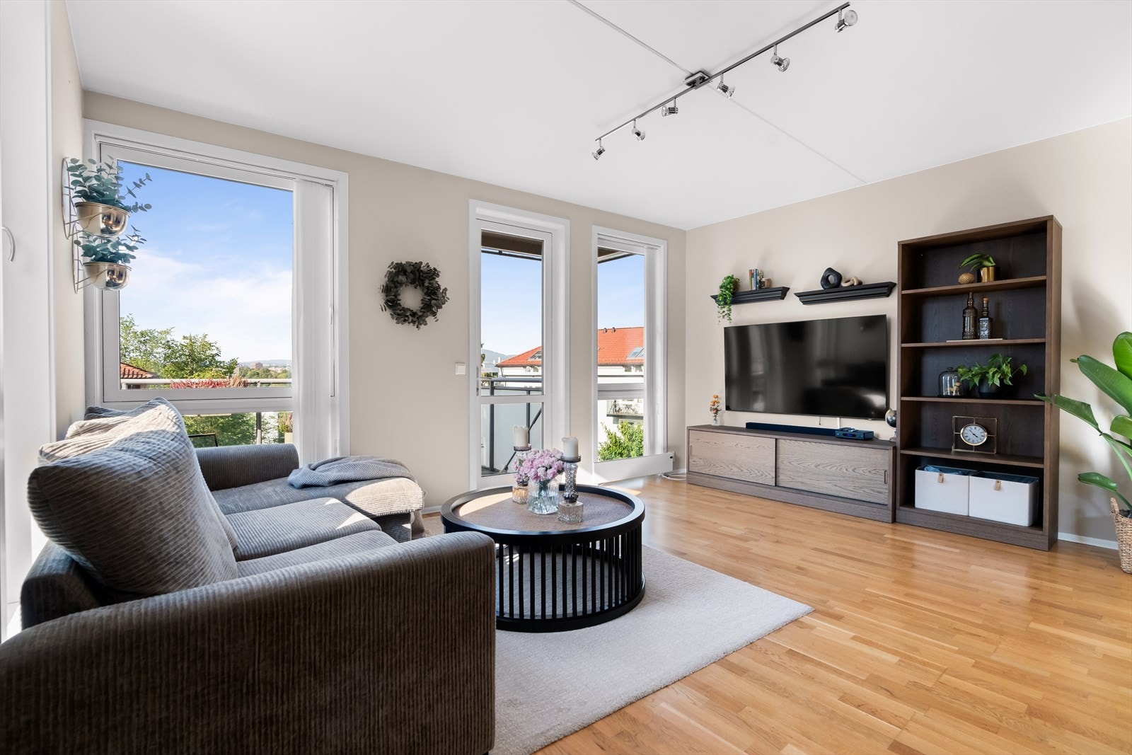 Det er plass til sofaseksjon, tv-møbel og spisegruppe. Galleribilde