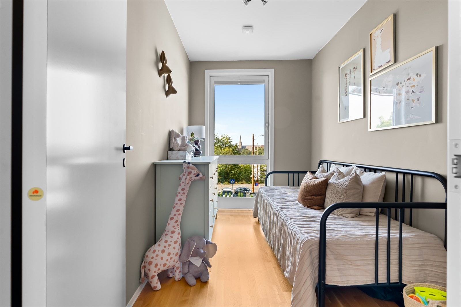 Rommet har plass til seng, nattbord, garderobeløsning og skrivebord. Galleribilde