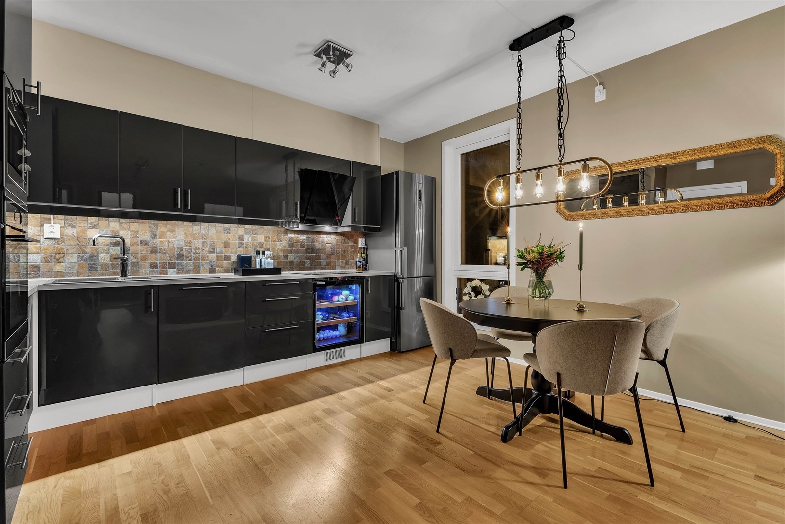 Stue og kjøkken i åpen og sosial planløsning. Galleribilde