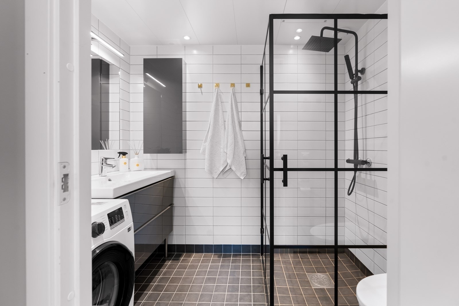 Fra gangen er det inngang til et delikat flislagt baderom. Galleribilde