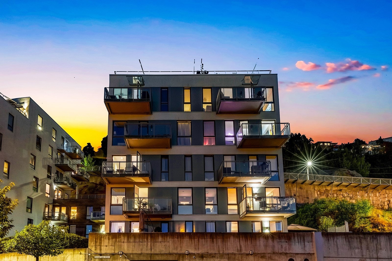 Bygget har en moderne og tiltalende fasade. Galleribilde