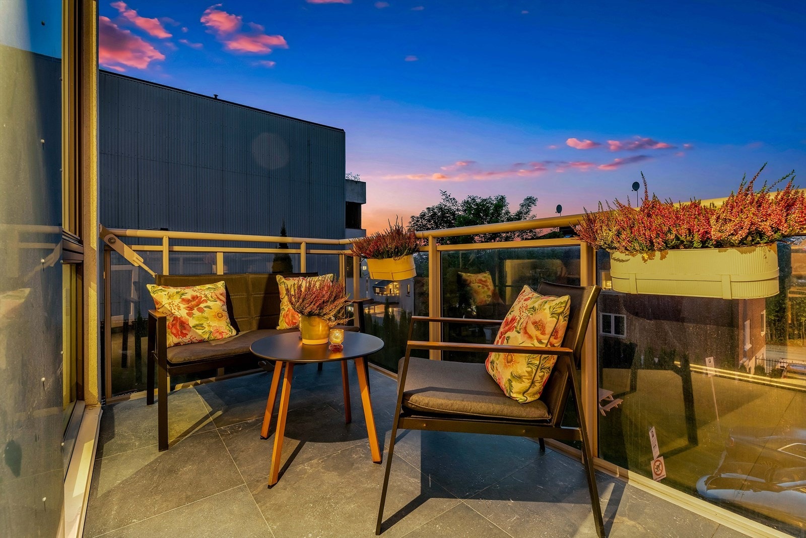 I tillegg er det utgang til en herlig hellelagt balkong. Galleribilde