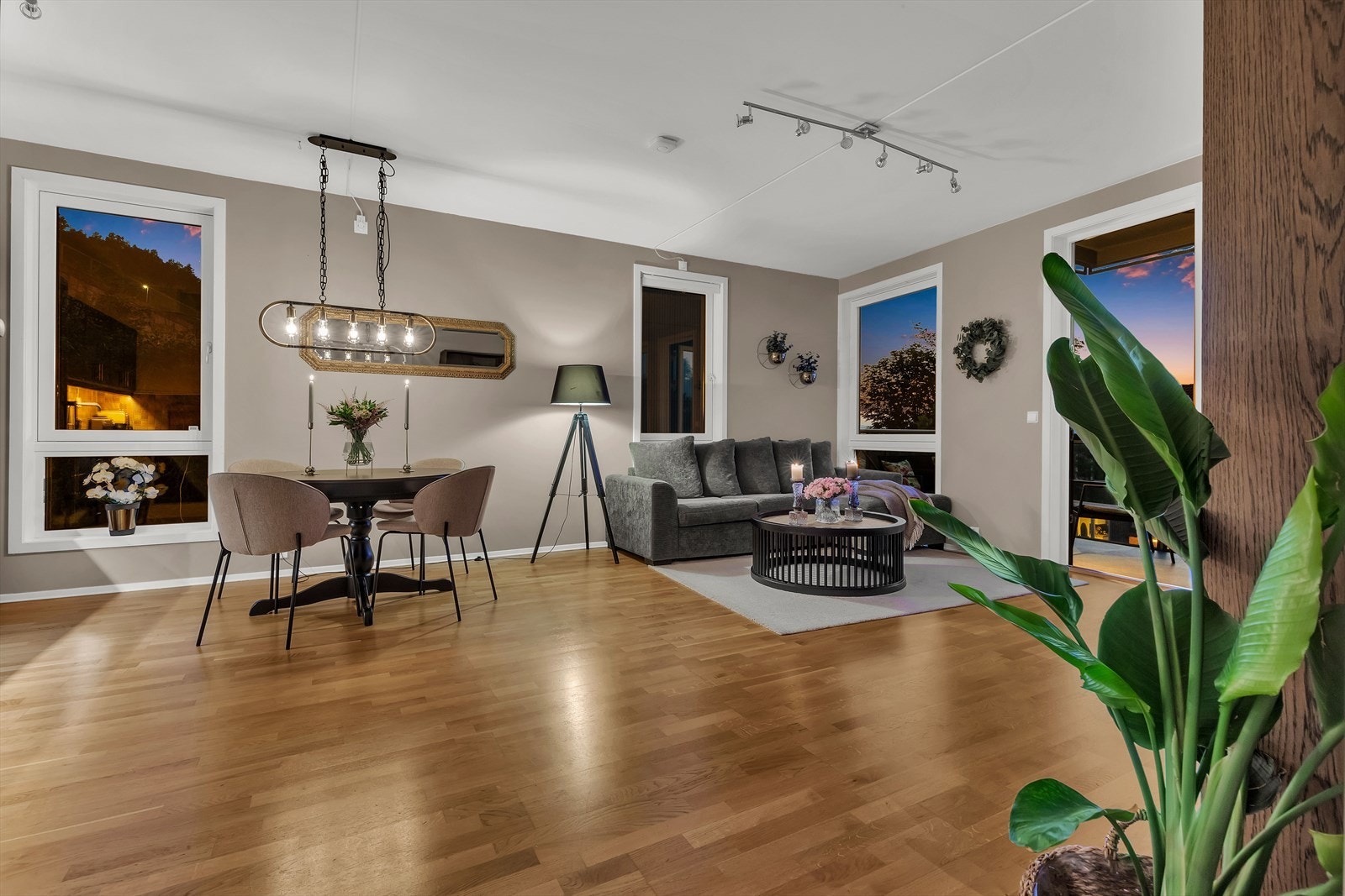 Dette er en lys og attraktiv 3-roms hjørneleilighet fra 2011. Galleribilde