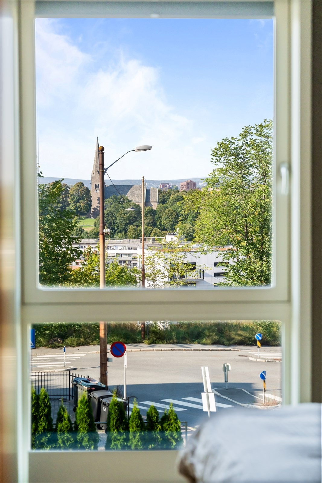 Fint utsyn fra vinduet på hovedsoverommet. Galleribilde