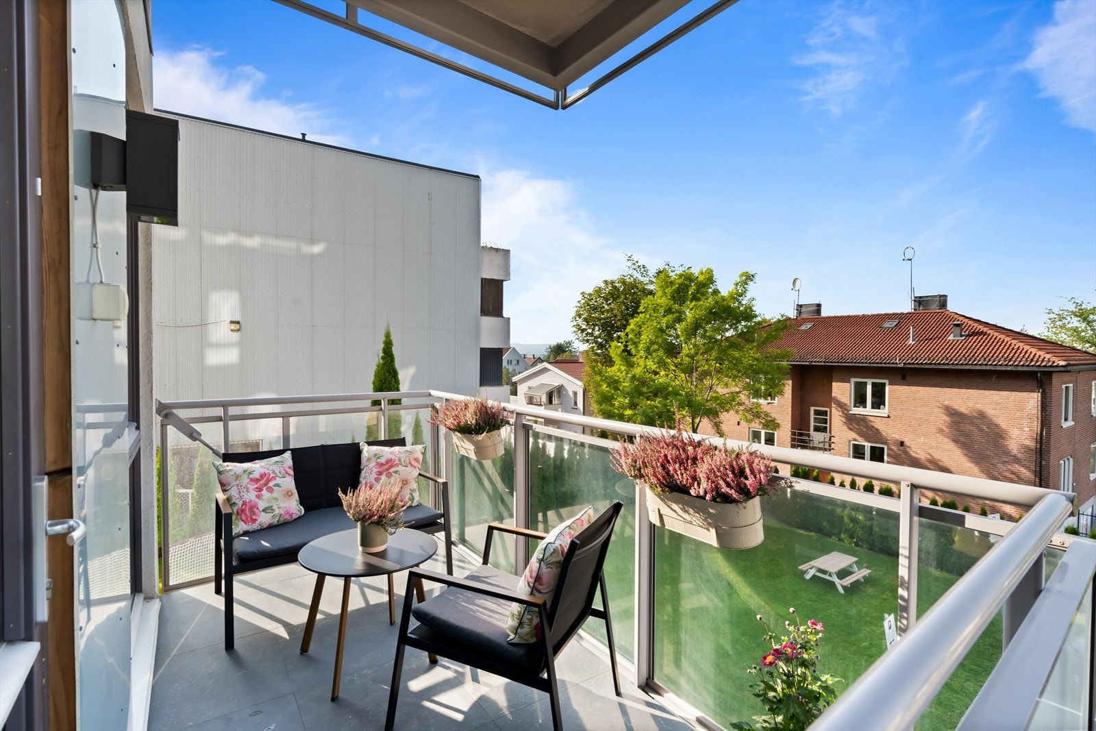 Videre er det utgang til den herlige balkongen! Galleribilde