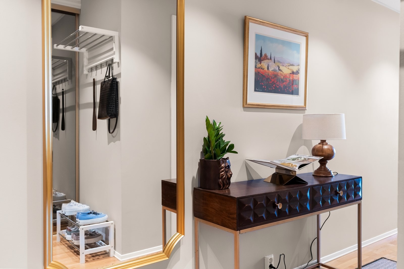 Leiligheten har en svært lys og innbydende entré, med adkomst via heis og trapp. Galleribilde