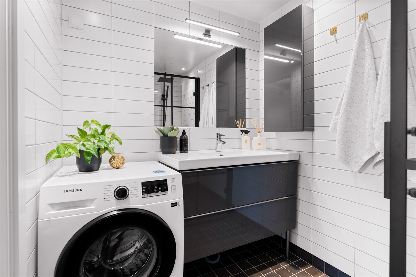 Rommet har innredning med nedfelt servant (2016), veggmontert toalett, dusjvegger/hjørne (2022) og opplegg for vaskemaskin. Galleribilde