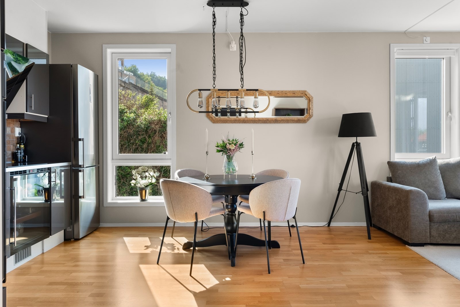 Spisebordet har sin naturlige plass mellom kjøkkenet og tv-kroken. Galleribilde