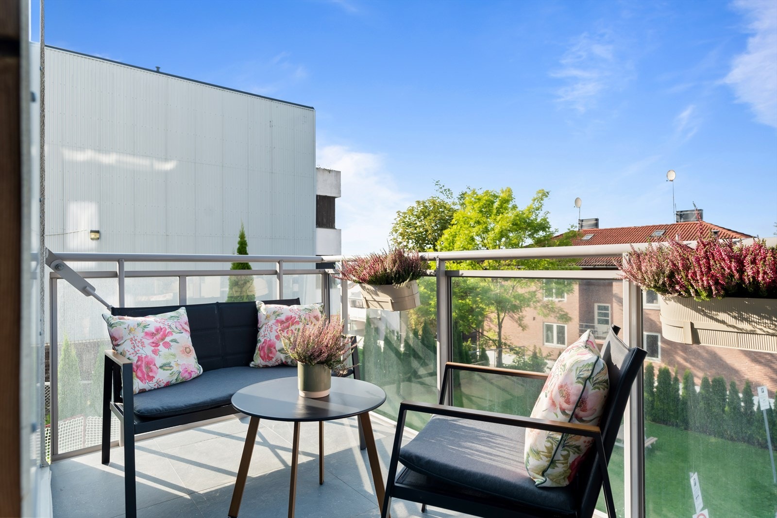 Balkongen er belagt med steinheller i regi av selger. Galleribilde