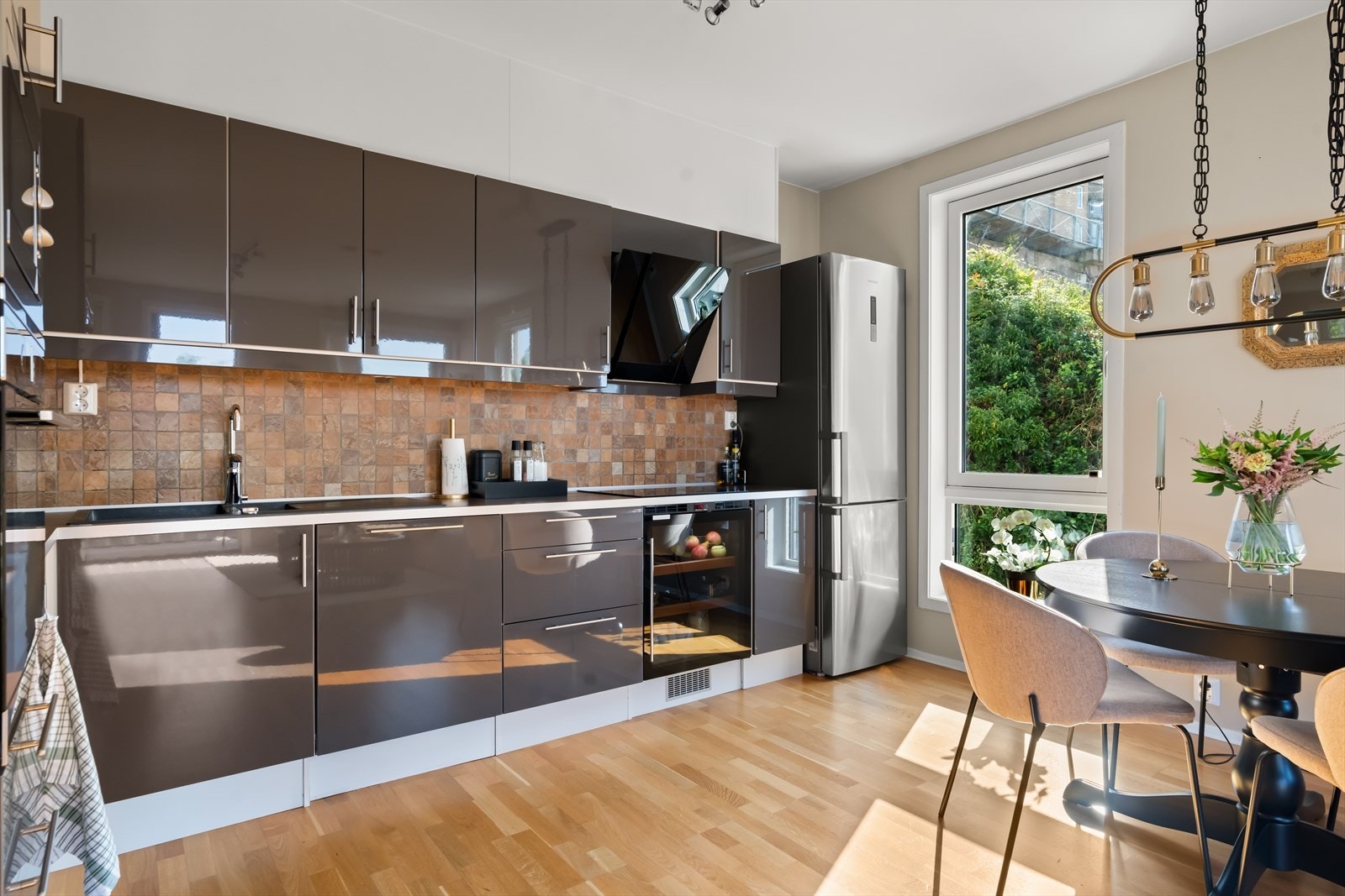 Kjøkkeninnredningen har skap med glatte fronter, samt benkeplate av laminat. Galleribilde