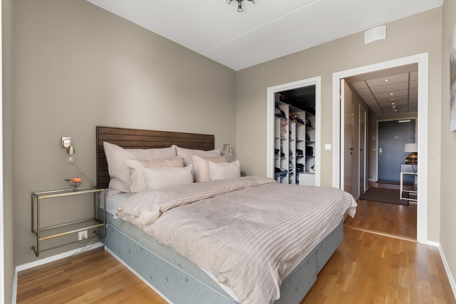 I tillegg er det tilgang til en svært praktisk walk in-garderobe. Galleribilde